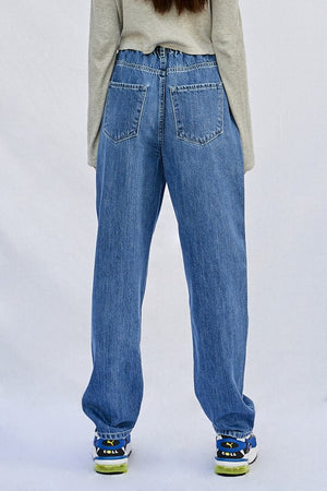 HIGH RISE PLEATED MOM JEANS