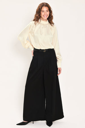 CREAM REFINED HIGH-NECK BLOUSON-SLEEVE TOP