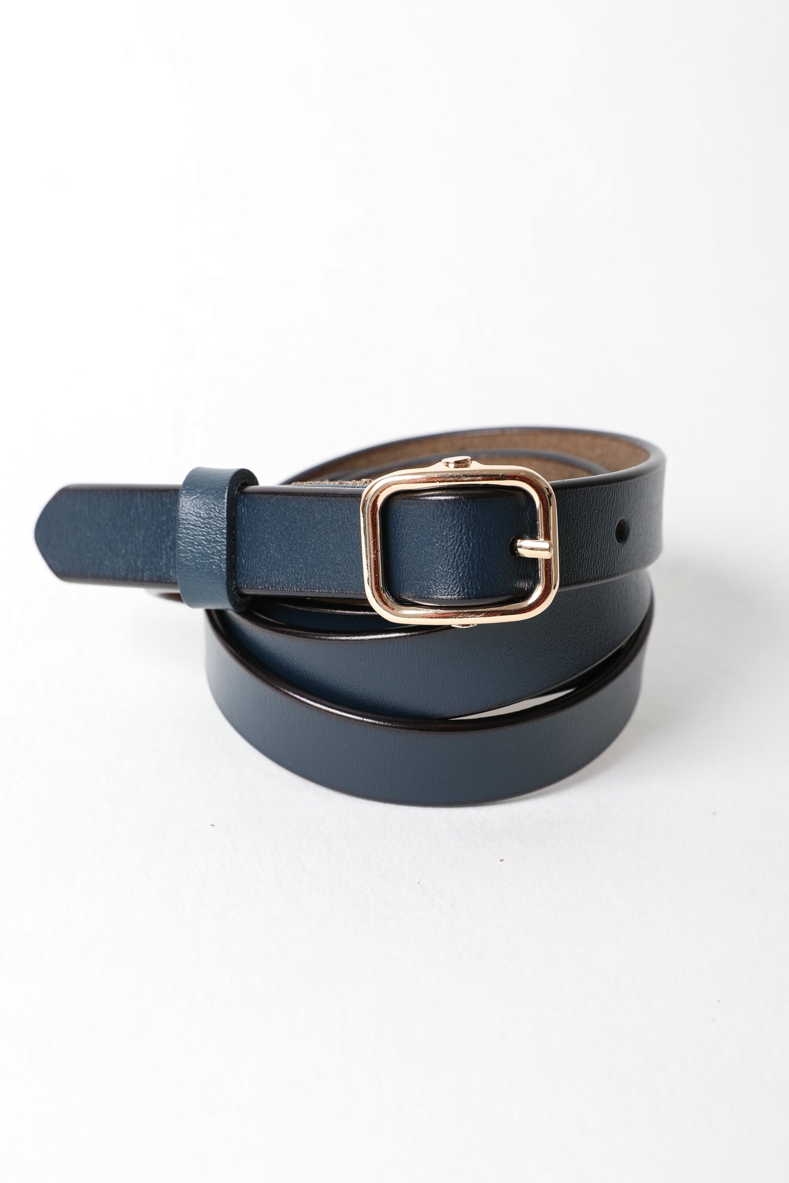 Versatile Skinny Leather Belt – Perfect for Any Outfit 💫