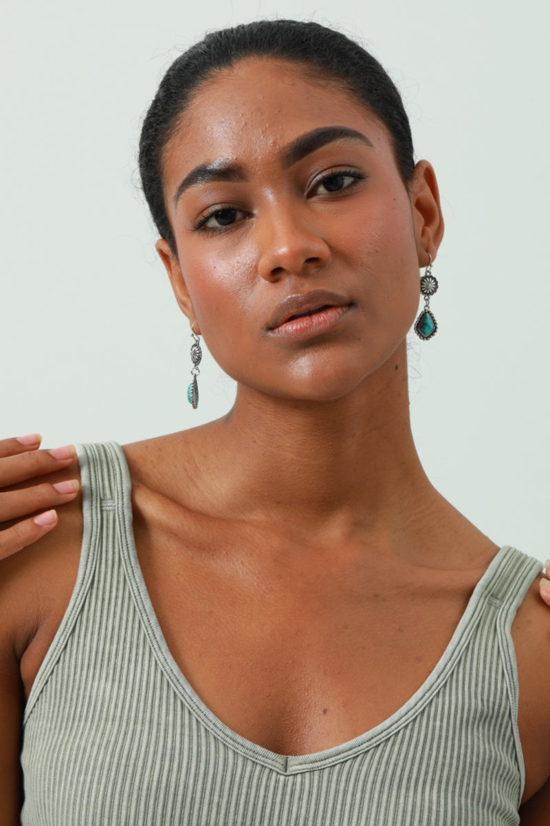 Vintage Floral Earrings – Boho Turquoise Accent 🌸💎