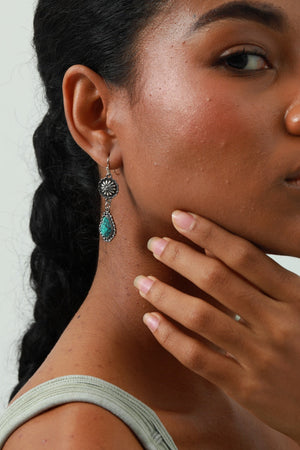 Vintage Floral Earrings – Boho Turquoise Accent 🌸💎