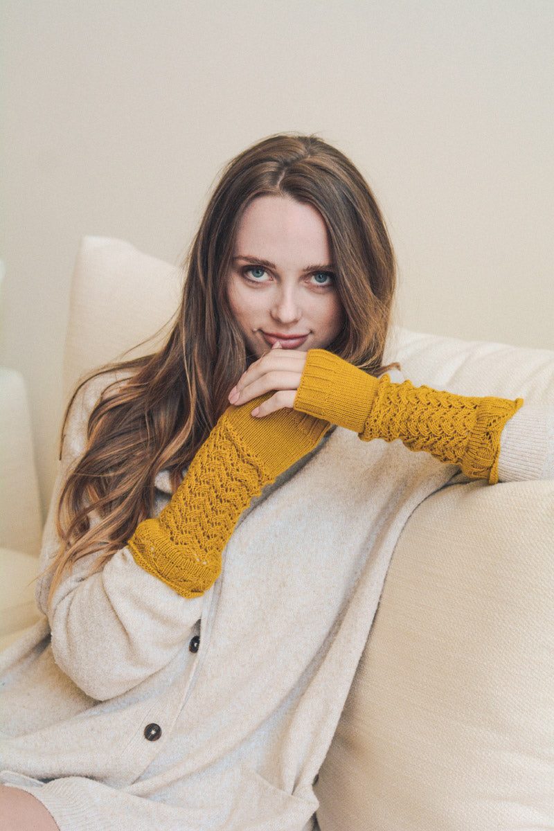 Texting-Friendly Arm Warmers – Trendy Winter Essentials ❄️📱