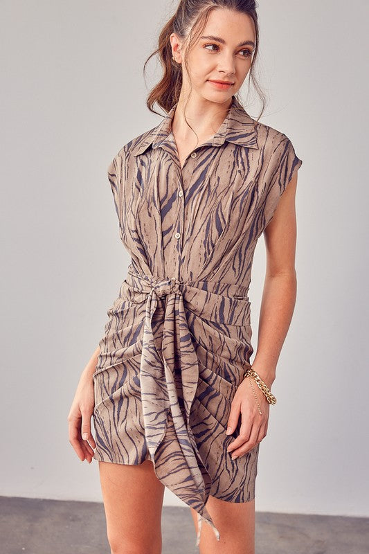 PRINT FRONT TIE DRESS Do + Be Collection 